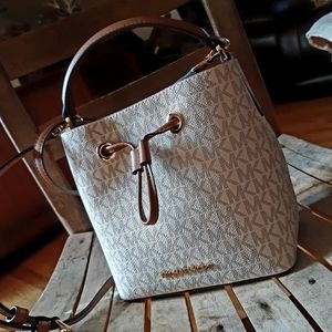 Michael Kors Crossbody Bucket Bag